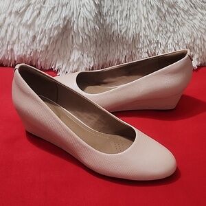 CLARKS Women's Vendra Bloom Dirty Pink Leather Wedge Pump